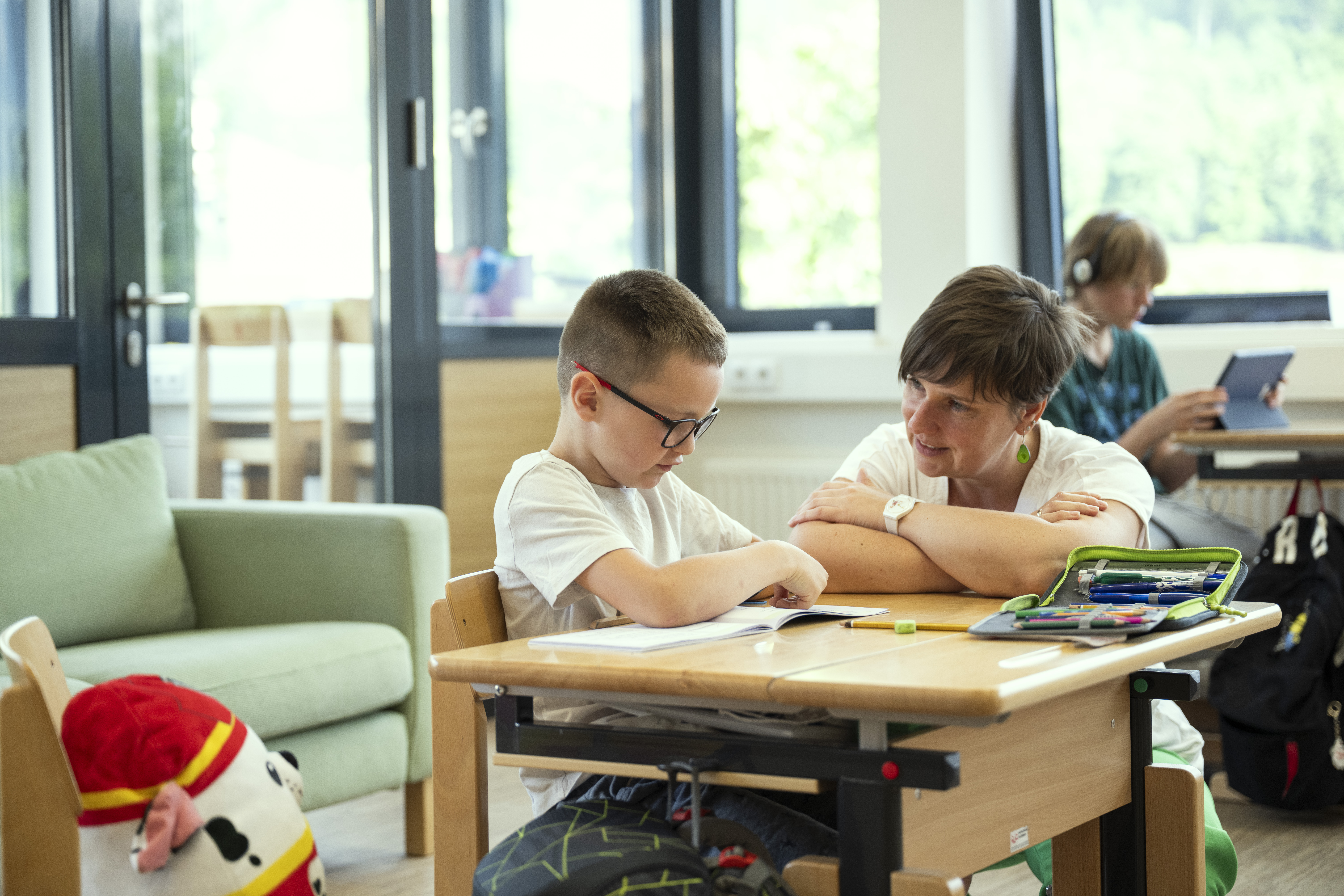 Lehrperson und Schüler 